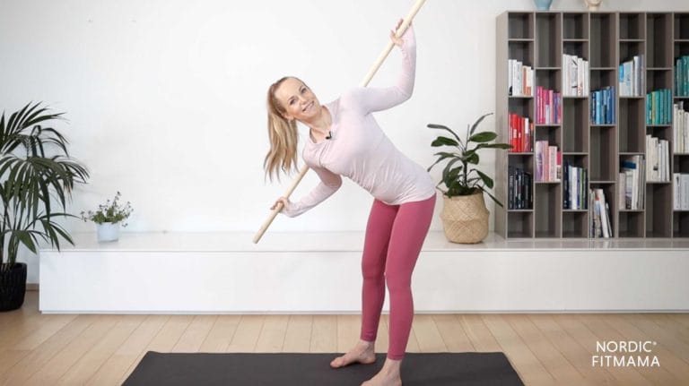 Nainen jumppakepin kanssa tekee kiertoliikettä.