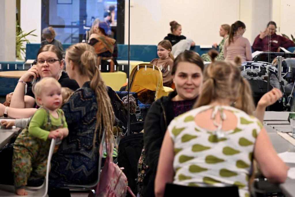 Imetystukivanhemmat keskustelevat yhdessä.