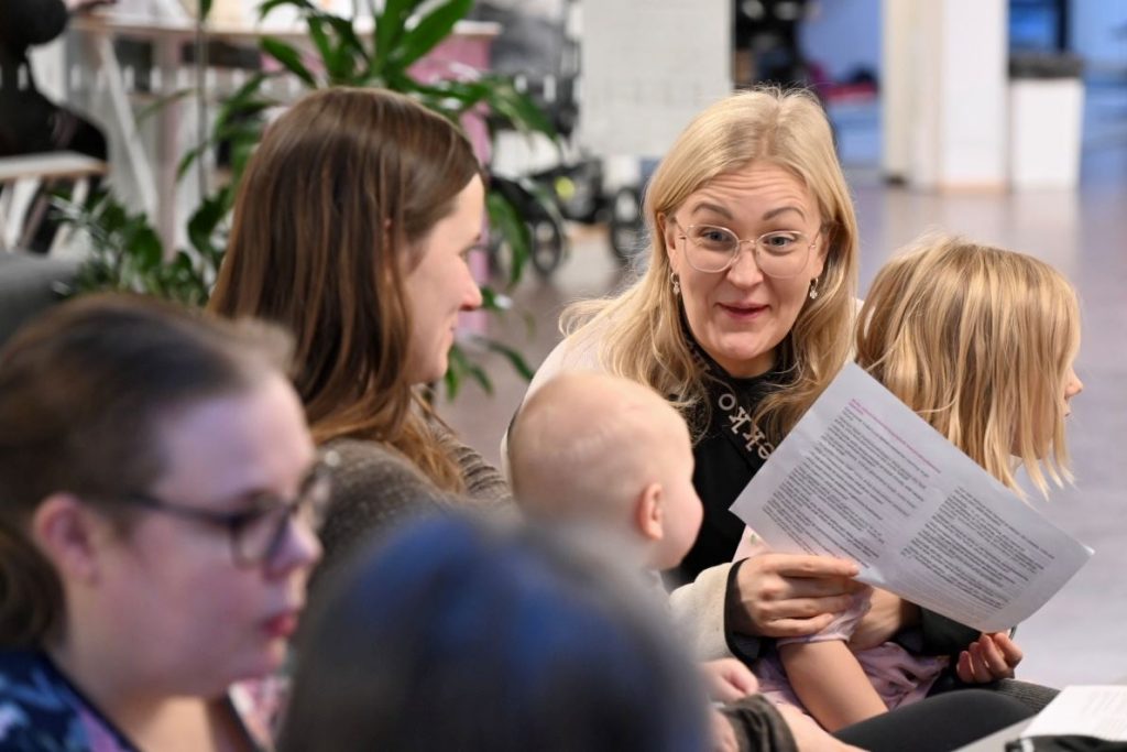 Imetystukivanhemmat keskustelevat yhdessä.