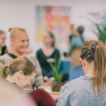 Imetyksen tuen tukivanhempia juttelemassa tapahtumassa