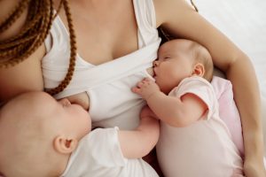 Kaksosvauvat imevät yhtä aikaa rinnalla