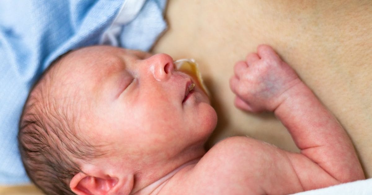 Lievästi ennenaikainen vastasyntynyt nukkuu ihokontaktissa