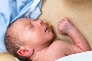 Lievästi ennenaikainen vastasyntynyt nukkuu ihokontaktissa